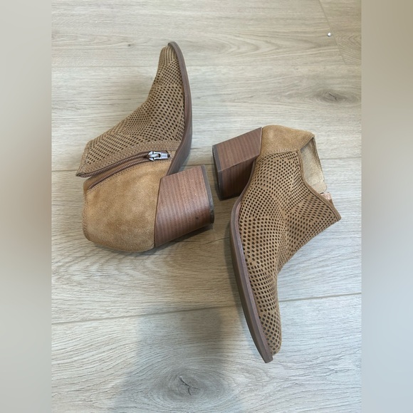 Women’s Lucky Brand Zeshia Tan Bootie Beige Shoe Boot Heel Size 9.5 M - Picture 5 of 9